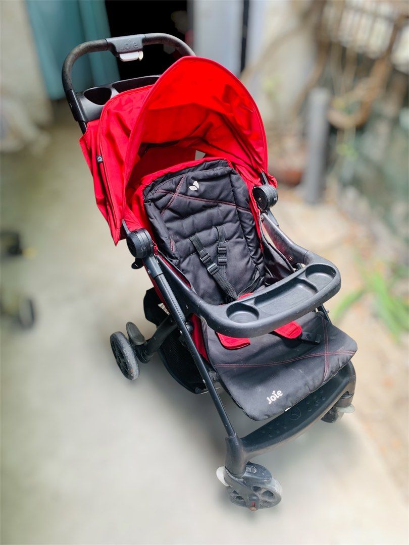 Joie Muze LX Stroller (Category: Strollers) located in Manila. Submitted by declutter8th (Listing ID 1436694581, Image 2). Description: Needs Deep Clean (Wala pong time mag linis pasensya na po) See last pic po for flaws and issue .