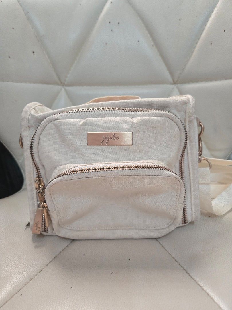 Jujube Mini BFF (Category: Diaper Bags & Wetbags) located in Manila. Submitted by agnescang (Listing ID 1436826989, Image 1). Description: Jujube Mini BFF Linen Chromatics Washable.