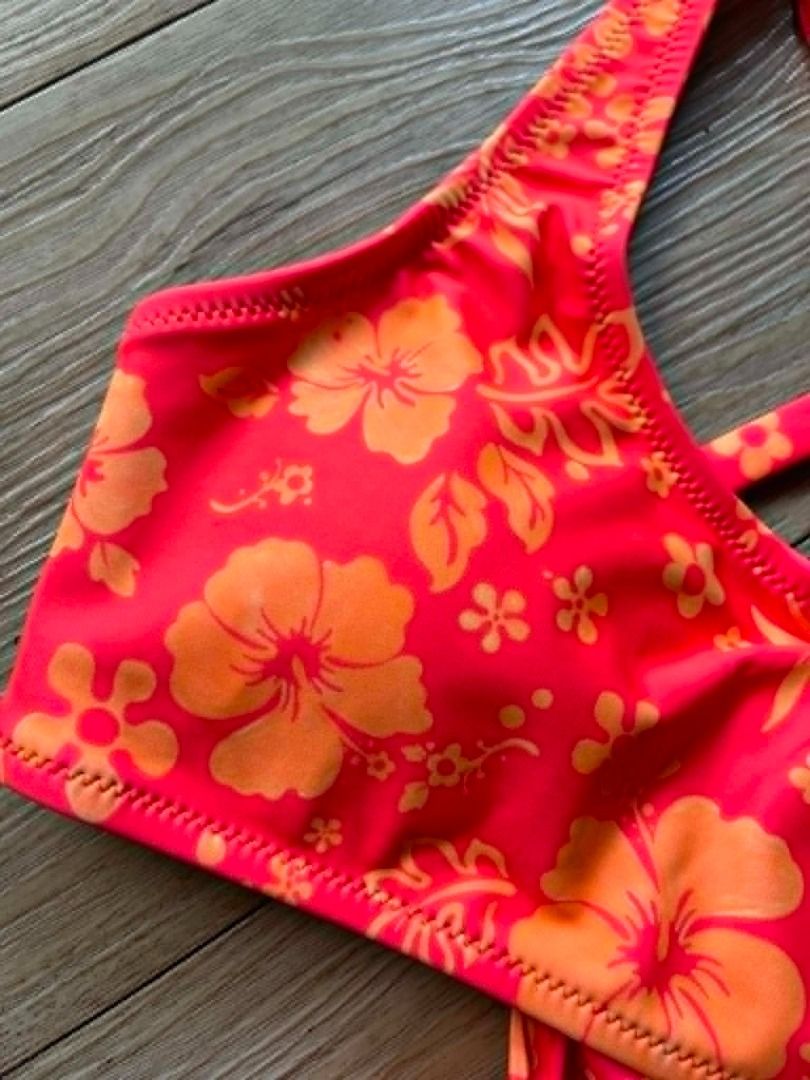 Kulani Kinis Floral Bikini Top (Category: Bikinis & Swimsuits) located in Pasig City. Submitted by jobeee_ph (Listing ID 1436723856, Image 3). Description: - Bright orange LILO bikini top from Kulani Kinis - Features a vibrant floral pattern - Criss-cross back design - Tie closure for adjustable fit - Ideal for beach trips and summer vacations.