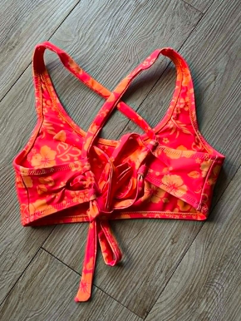 Kulani Kinis Floral Bikini Top (Category: Bikinis & Swimsuits) located in Pasig City. Submitted by jobeee_ph (Listing ID 1436723856, Image 2). Description: - Bright orange LILO bikini top from Kulani Kinis - Features a vibrant floral pattern - Criss-cross back design - Tie closure for adjustable fit - Ideal for beach trips and summer vacations.