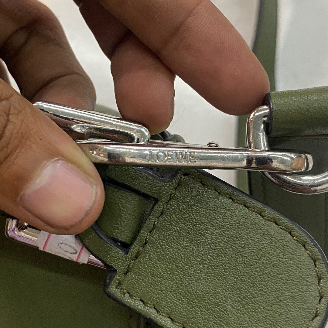 Loewe Puzzle Bag - Green (Category: Luxury Bags & Wallets) located in Manila. Submitted by 5treetw3ar (Listing ID 1436681865, Image 3). Description: .
