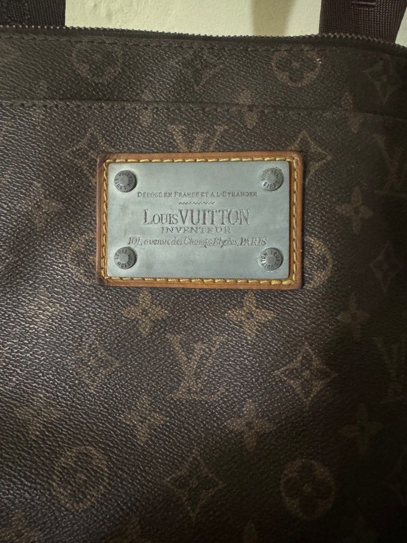 Louis Vuitton Messenger Bag coded (Category: Luxury Bags & Wallets) located in Quezon City. Submitted by damn_used (Listing ID 1436793221, Image 3). Description: L*V Shoulder bag mens/womens Coded Zipper need replacement Bought on tokyo japan 2nd street(japan thrifted) No cracks no paint issue 1499.