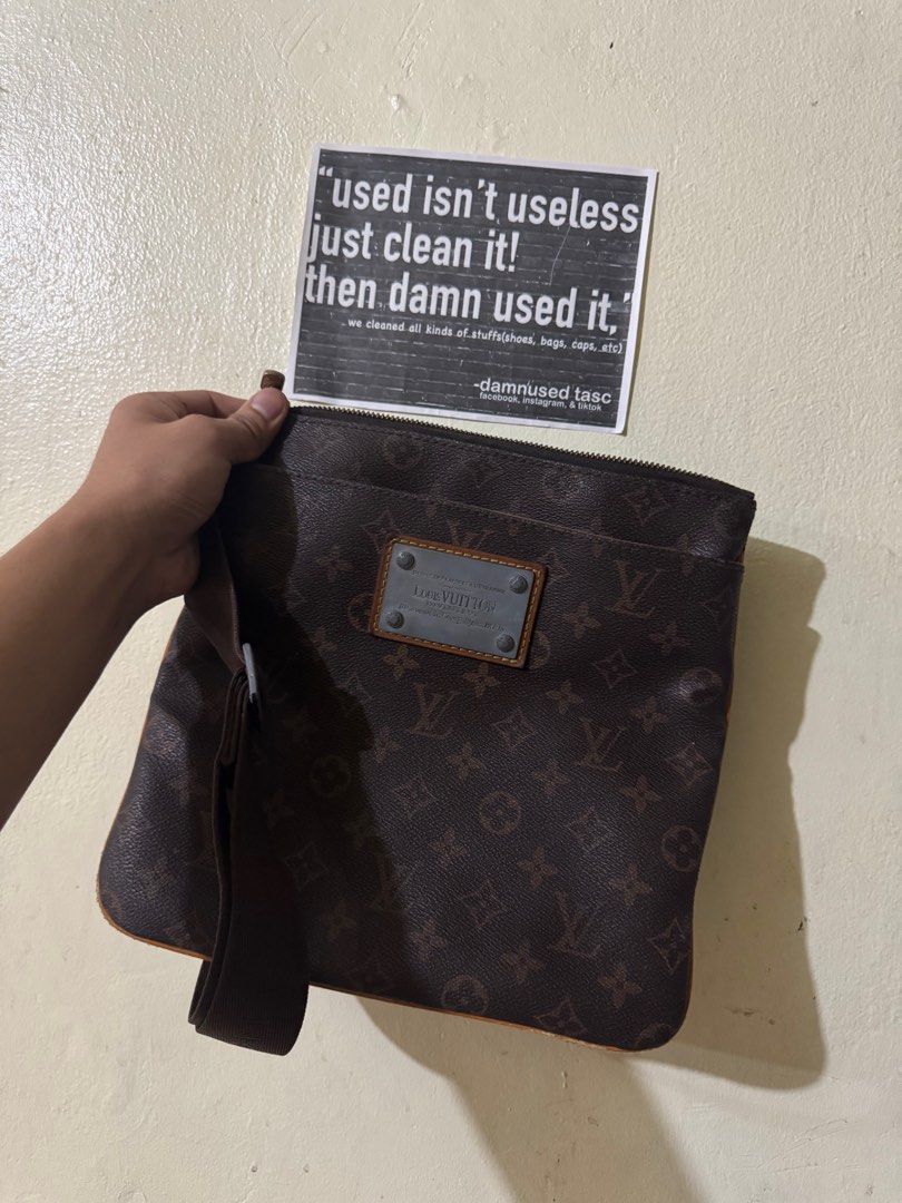 Louis Vuitton Messenger Bag coded (Category: Luxury Bags & Wallets) located in Quezon City. Submitted by damn_used (Listing ID 1436793221, Image 1). Description: L*V Shoulder bag mens/womens Coded Zipper need replacement Bought on tokyo japan 2nd street(japan thrifted) No cracks no paint issue 1499.