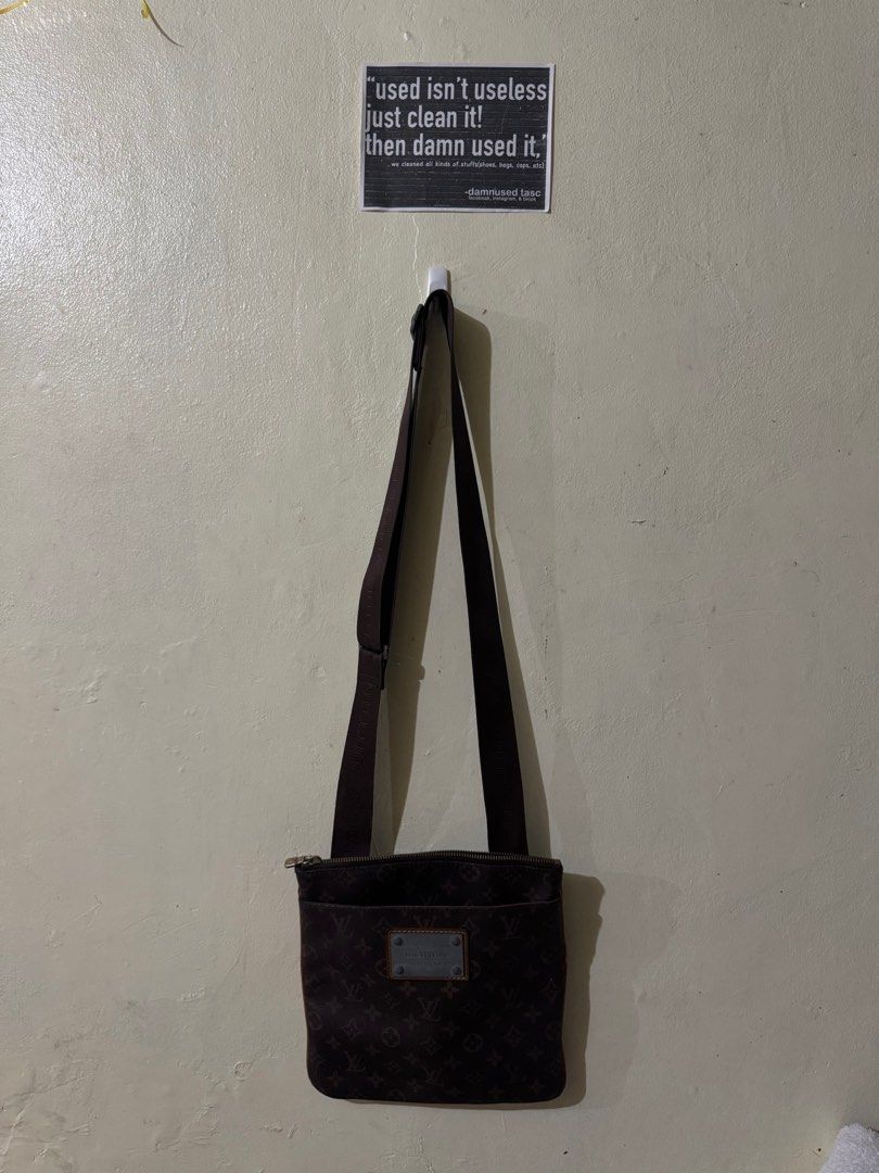 Louis Vuitton Messenger Bag coded (Category: Luxury Bags & Wallets) located in Quezon City. Submitted by damn_used (Listing ID 1436793221, Image 2). Description: L*V Shoulder bag mens/womens Coded Zipper need replacement Bought on tokyo japan 2nd street(japan thrifted) No cracks no paint issue 1499.