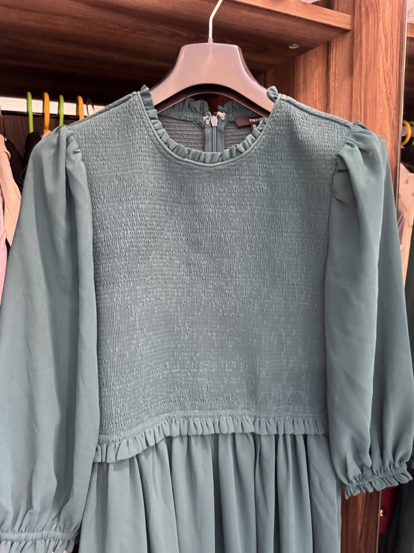 Maxi green dress from Forever 21 (Category: Dresses) located in Pateros City. Submitted by airac27 (Listing ID 1436715031, Image 2). Description: Never used maxi dress from Forever 21, message me if you want to see more details. .