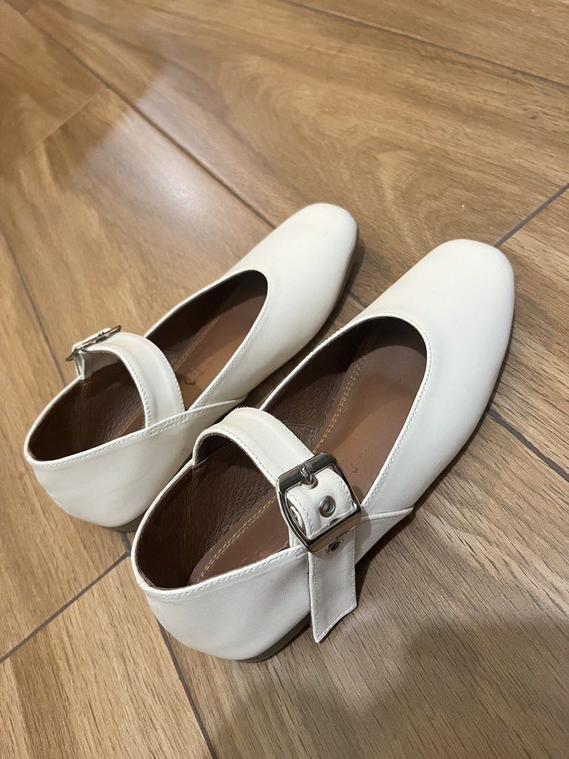 Meraniel Genuine Leather Mary Jane Flats (Category: Flats & Sandals) located in Pasig City. Submitted by space.drifter (Listing ID 1436712383, Image 3). Description: - White Mary Jane flats - Buckle closure - Square toe design - Brown soles - "mem leather" insole Size 36.