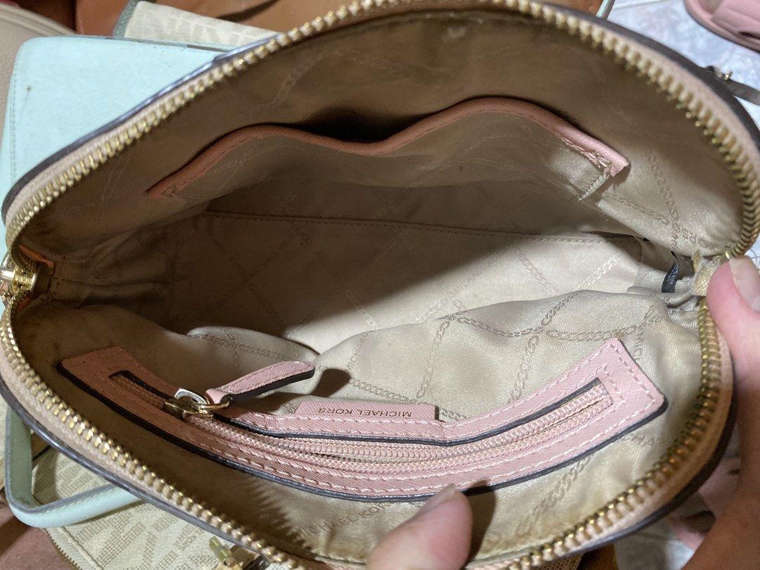 Michael Kors Jet Set Bag (Category: Luxury Bags & Wallets) located in Manila. Submitted by sophysells (Listing ID 1436754243, Image 3). Description: - Authentic Michael Kors Jet Set Crossbody Bag - Color: Light Pink - Exterior: Gold-tone studs - Closure: Zip - Strap: Chain - Interior: Zip pocket and slip pocket - Features Michael Kors logo - Includes model number tag Meet-up: SM Baguio Delivery: J&T or LBC (Buyer will shoulder the delivery fee; p