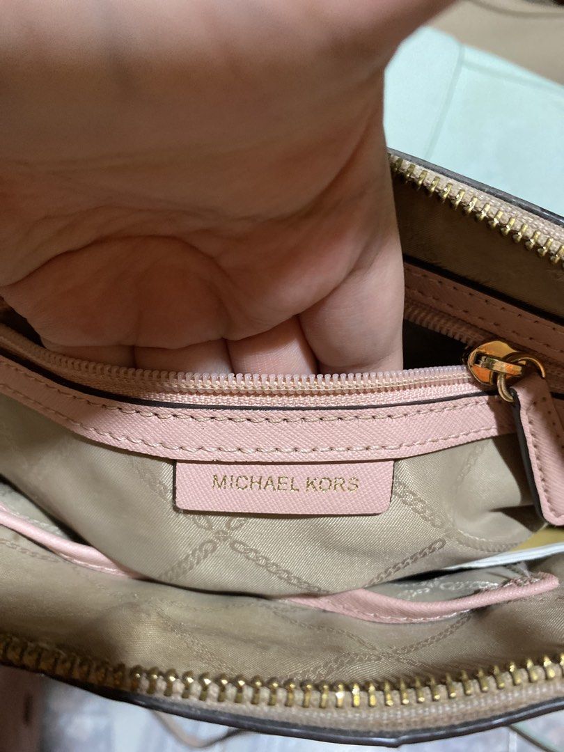 Michael Kors Jet Set Bag (Category: Luxury Bags & Wallets) located in Manila. Submitted by sophysells (Listing ID 1436754243, Image 2). Description: - Authentic Michael Kors Jet Set Crossbody Bag - Color: Light Pink - Exterior: Gold-tone studs - Closure: Zip - Strap: Chain - Interior: Zip pocket and slip pocket - Features Michael Kors logo - Includes model number tag Meet-up: SM Baguio Delivery: J&T or LBC (Buyer will shoulder the delivery fee; p