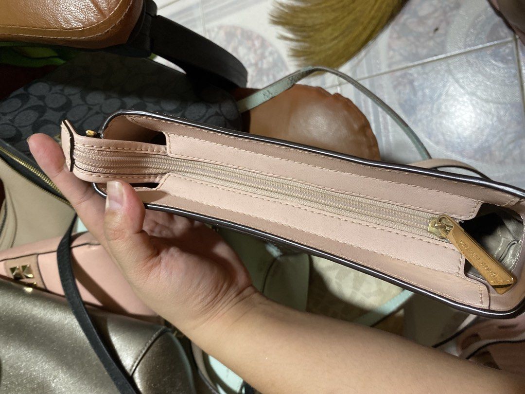 Michael Kors Messenger Crossbody Bag (Category: Luxury Bags & Wallets) located in Manila. Submitted by sophysells (Listing ID 1436754715, Image 3). Description: ONLY USED TWICE. Still in perfect condition! - Michael Kors shoulder bag - Light pink color - Rectangular front pocket - Gold-toned Michael Kors logo - Zipper closure - Adjustable shoulder strap - Interior zippered pocket - Michael Kors label Meet-up: SM Baguio Delivery: J&T or LBC (Buyer