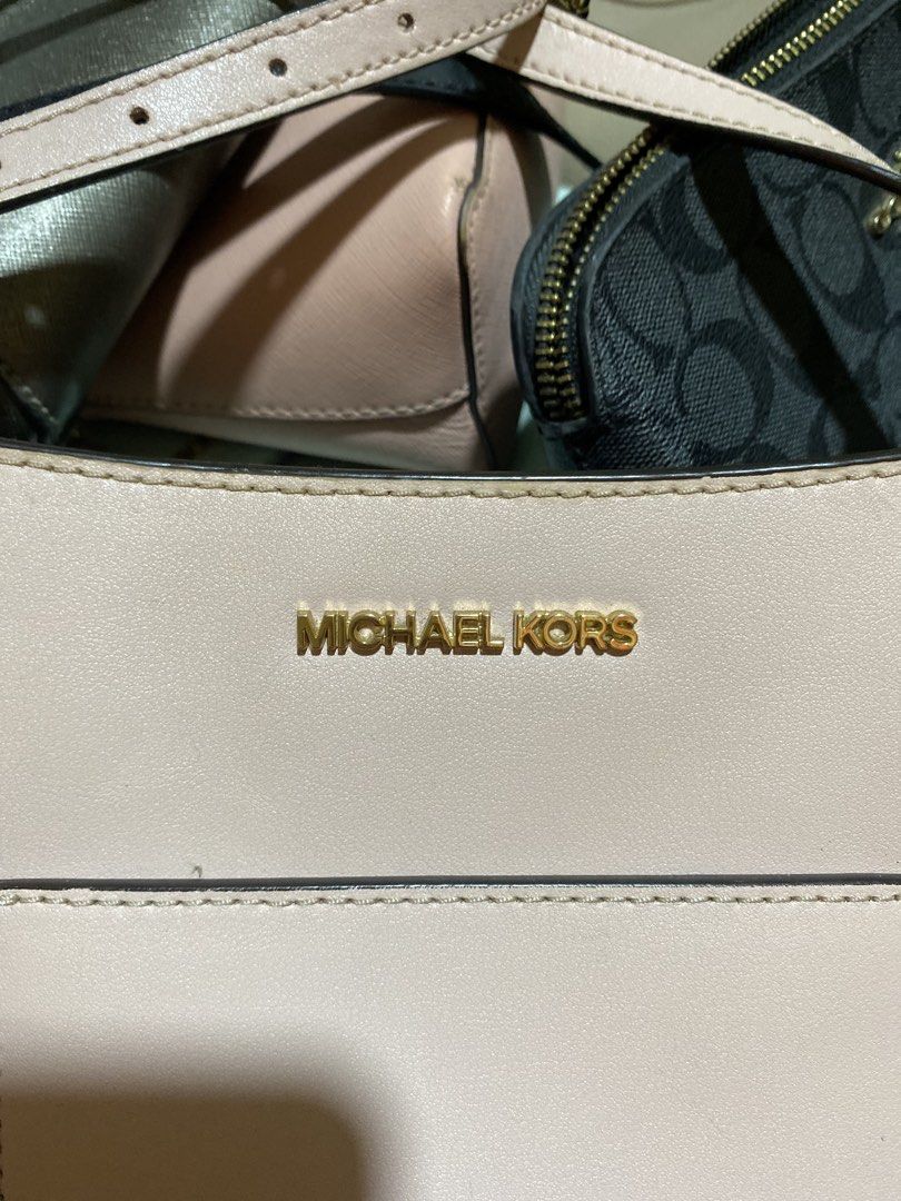 Michael Kors Messenger Crossbody Bag (Category: Luxury Bags & Wallets) located in Manila. Submitted by sophysells (Listing ID 1436754715, Image 2). Description: ONLY USED TWICE. Still in perfect condition! - Michael Kors shoulder bag - Light pink color - Rectangular front pocket - Gold-toned Michael Kors logo - Zipper closure - Adjustable shoulder strap - Interior zippered pocket - Michael Kors label Meet-up: SM Baguio Delivery: J&T or LBC (Buyer