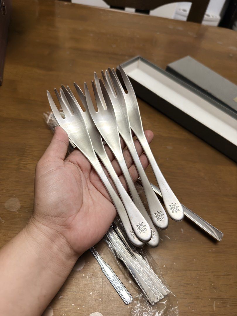 mix bran 10/10 Flatware Set (Category: Dinnerware & Cutlery) located in Pilar. Submitted by faveanyshop (Listing ID 1436732310, Image 3). Description: - Complete flatware set with cake server, forks, spoons, and butter knife. - Features a beautiful floral design on forks and spoons. - Marked '10/10' on handles. - Ideal for serving desserts and appetizers. - Includes original box. -mix brand luckywood & sybilla.