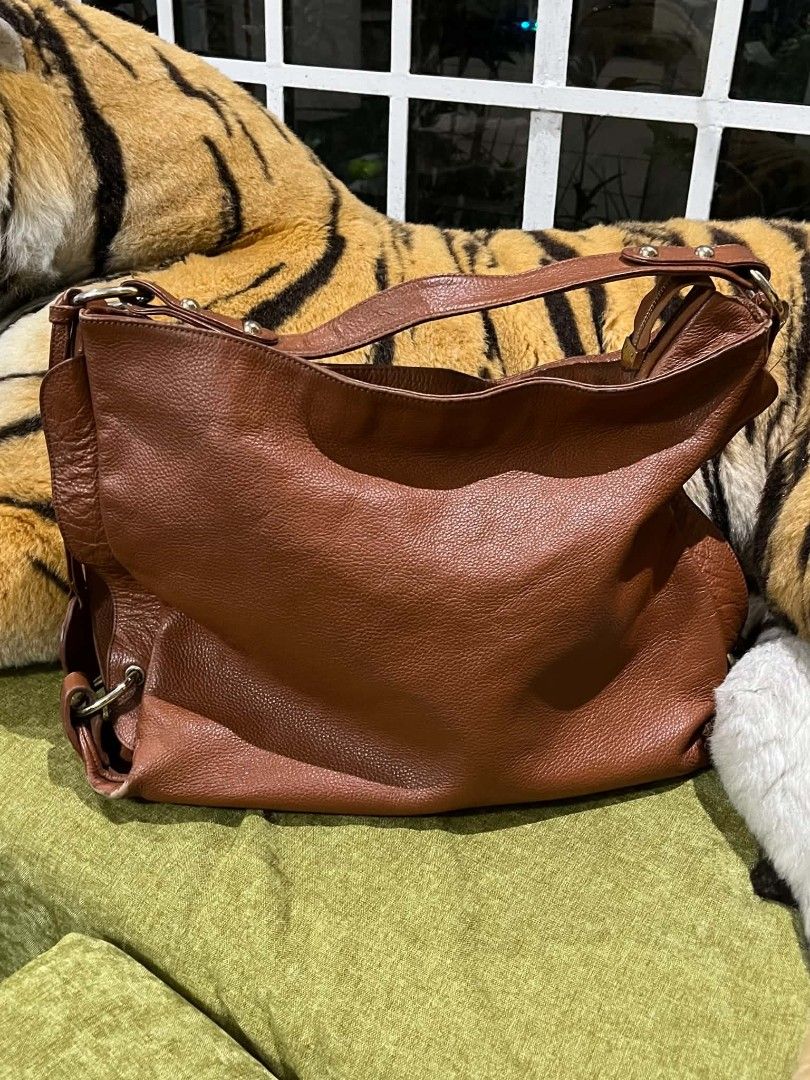 nicole Miller Brown Leather Shoulder Bag (Category: Shoulder Bags) located in Paranaque City. Submitted by annyfd_1102 (Listing ID 1436797287, Image 2). Description: - Brown leather shoulder bag - Spacious interior - Top handle and shoulder strap - Secure zipper closure - Elegant gold-toned hardware - Soft, slouchy design - Perfect for everyday use.