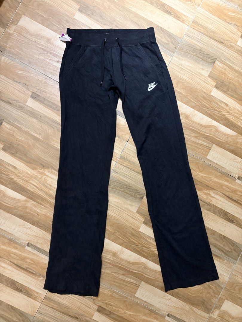 Nike baggy pants (Category: Other Bottoms) located in Binangonan. Submitted by polinn.xx (Listing ID 1436804896, Image 2). Description: Waistline: 23-26 Length: 42 Has minor issue at the bottom part, not visible when worn..