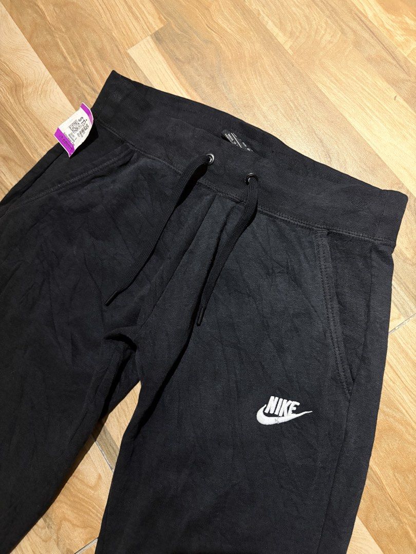 Nike baggy pants (Category: Other Bottoms) located in Binangonan. Submitted by polinn.xx (Listing ID 1436804896, Image 3). Description: Waistline: 23-26 Length: 42 Has minor issue at the bottom part, not visible when worn..