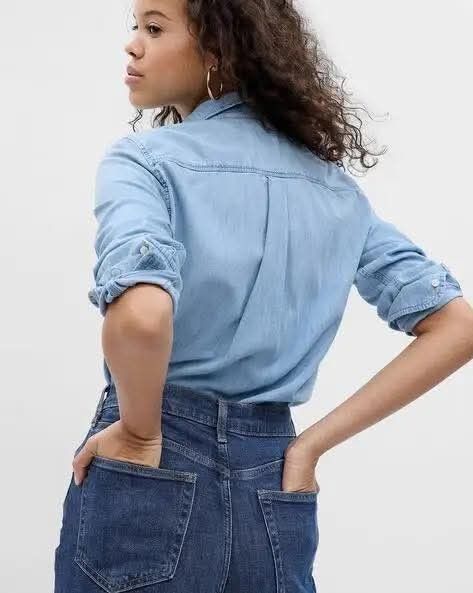 Old Navy soft denim buttondown shirt (Category: Longsleeves) located in Subic. Submitted by ayvee.ph (Listing ID 1436728145, Image 2). Description: Old Navy soft denim buttondown shirt Fave!!!! Staple!✨ ✅Best seller Excellent condition 💯 No issue / flaws Size: S on tag fits M Bust: Upto 40 Lenght: 27 Atms L: 25 ♥️Measured via tape measure Price: 550 ✅Color may differ due to lighting Location: Olongapo City Courier: Reg J&T door to door del Mine 