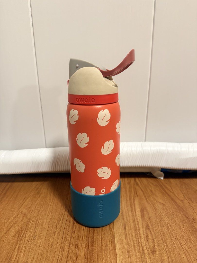 Owala FreeSip Lilo & Stitch Water Bottle 32oz (Category: Water Bottles & Tumblers) located in Las Pinas. Submitted by maddie_closet (Listing ID 1436760219, Image 2). Description: - Owala FreeSip water bottle - Features a Lilo & Stitch design - Red body with white leaf patterns - Teal base - Beige and red lid - Includes a red straw - Designed with a handle for easy carrying Orig Owala Boot Changed the lid (the original one broke) Lid is also authe