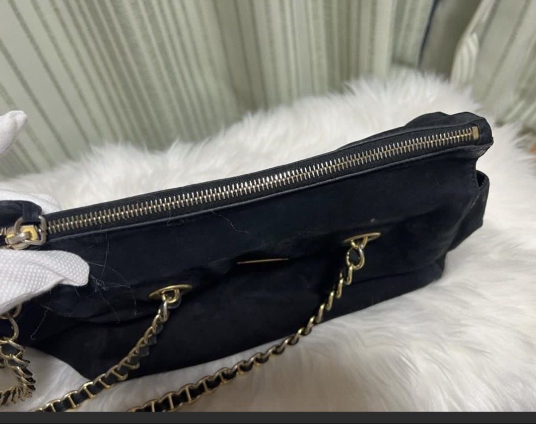 Prada Black Suede Chain Bag (Category: Luxury Bags & Wallets) located in Caloocan City. Submitted by kcconstntino (Listing ID 1436656225, Image 3). Description: preloved prada chain bag Aunthentic from japan🇯🇵✅.