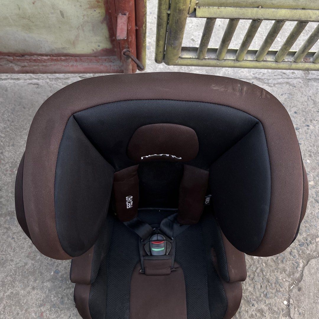 Recaro car seat (Category: Car Seats) located in San Fernando. Submitted by thethriftwardrobe.ph (Listing ID 1436768513, Image 2). Description: designed for children aged 1 to 12 years old.