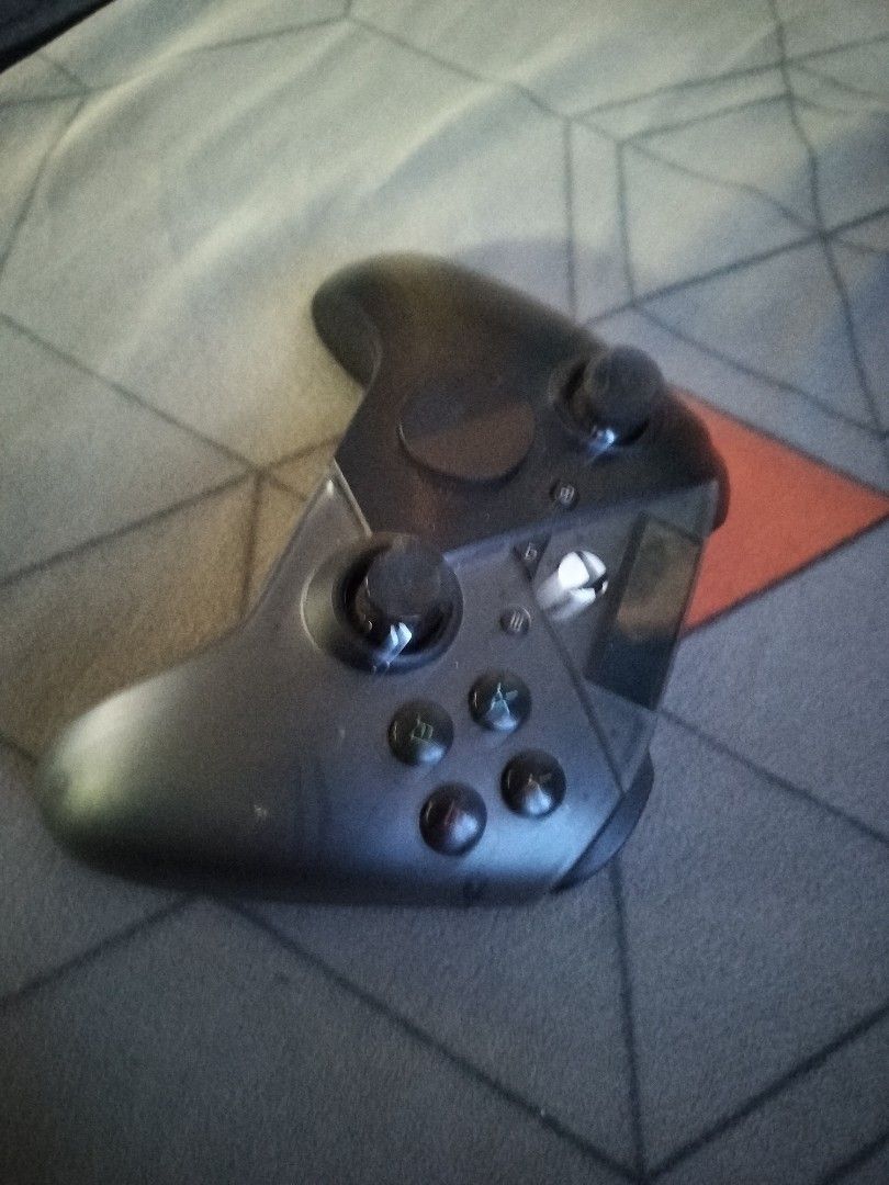 ROG CONTROLLER (Category: Controllers) located in Bustos. Submitted by niwel2nice (Listing ID 1436666388, Image 2). Description: USED WIRELESS GOOD CONDITION COST 8K NEW.