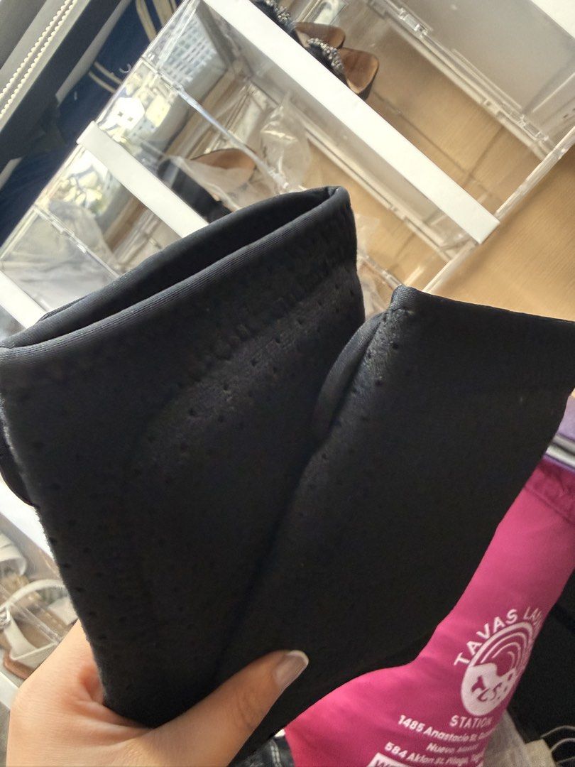 Running / Volleyball Knee Pad for Womens (Category: Activewear) located in San Fernando. Submitted by binggowtiiiii (Listing ID 1436740167, Image 3). Description: Selling this pair of knee pads which I bought online. I haven't use them yet as they are big on my knees. Just opened the packaging to check and tried them on. .