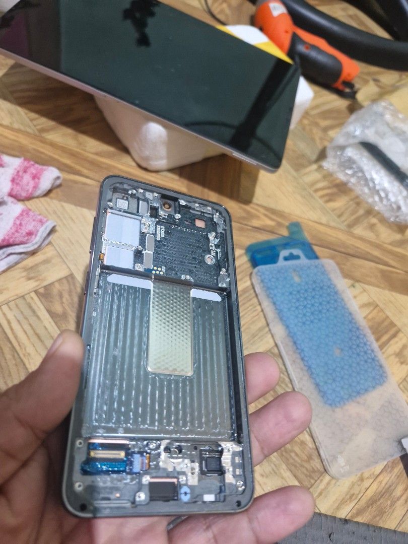 S23 original Lcd with lines (Category: Samsung) located in Quezon City. Submitted by kizuke (Listing ID 1436801024, Image 1). Description: Original Samsung s23 LCd with lines for repair.