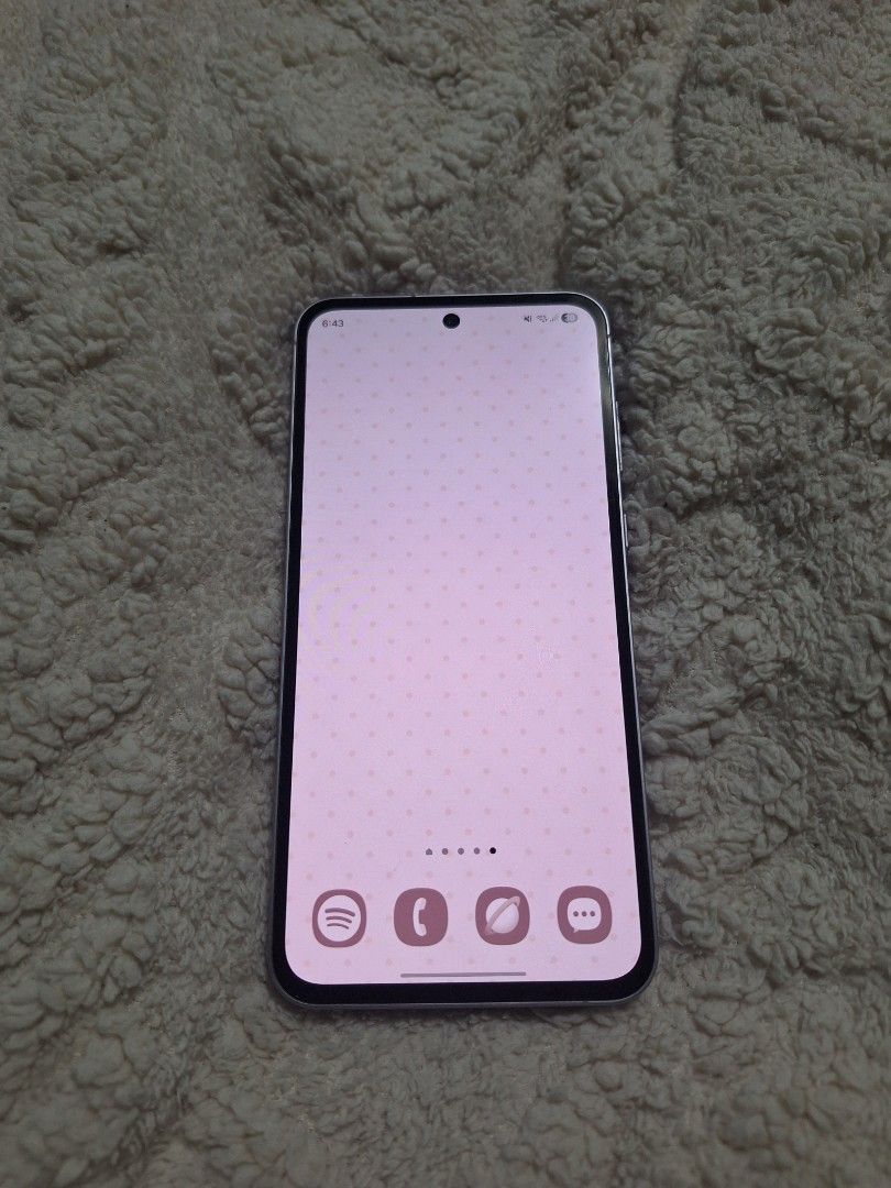 Samsung A55 5G 8/256gb (Category: Samsung) located in Quezon City. Submitted by miguielle (Listing ID 1436814104, Image 1). Description: For Sale or swap with Iphone 13 256gb willing to add cash No issue no box with original charger Display: 6.6-inch Super AMOLED, 120Hz Refresh Rate, FHD+ Resolution (1080 x 2340) ​Protection: Corning Gorilla Glass Victus+ (Front), Gorilla Glass (Back), Aluminum Frame ​Processor: Exynos 1480 (4nm) Octa-core ​GPU: 