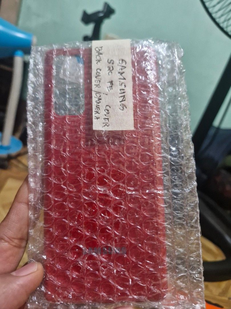 Samsung S20 FE Back Cover with camera cover (Category: Samsung) located in Quezon City. Submitted by kizuke (Listing ID 1436800628, Image 1). Description: - Genuine Samsung S20 FE back cover - Color: Red - Includes camera cutout - Brand new, in original packaging - Ready for installation - Please ensure compatibility with your device.