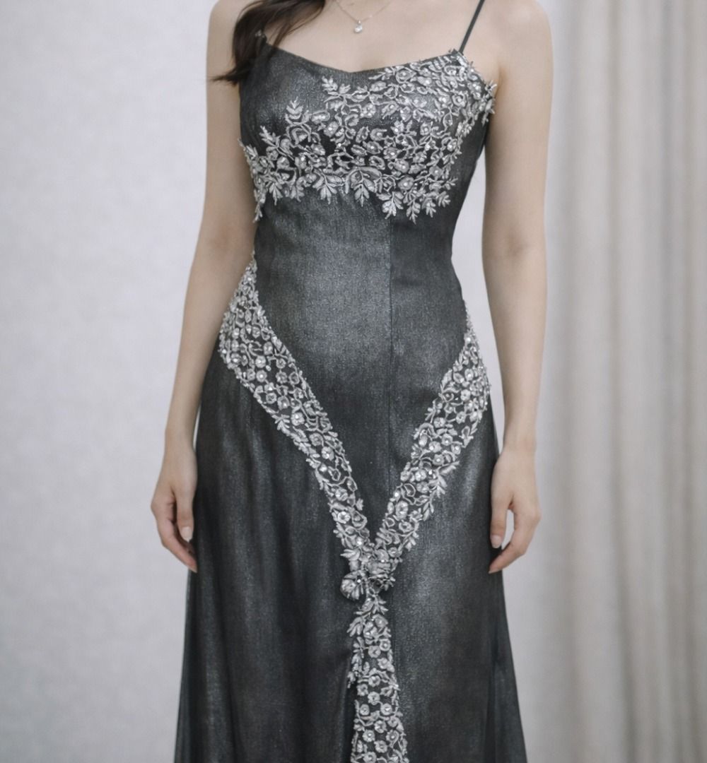 Sexy Silver long gown for prom (Category: Evening dresses & gowns) located in Quezon City. Submitted by janelle114 (Listing ID 1185018579, Image 1). Description: Size small to medium Used once or twice. As good as new. Bought in Bahrain for 9000php now selling for 1000php Body length - 53 inches Breast width - 14 inches (D14).