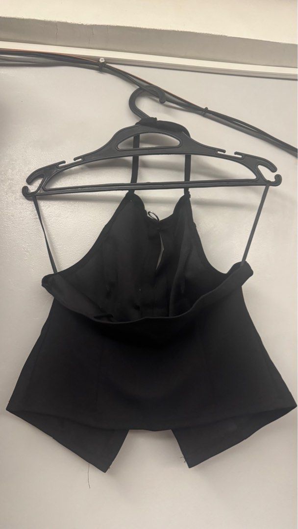 SHEIN Black Halter Top with Bow Details (Category: Sleeveless) located in Cabuyao City. Submitted by edeleezaa (Listing ID 1436733424, Image 2). Description: - SHEIN black halter top - Features bow detail - Size: M (EU 38, US 6) - Material: 95% Polyester - Unique halter neck and split front design - Suitable for special occasions.