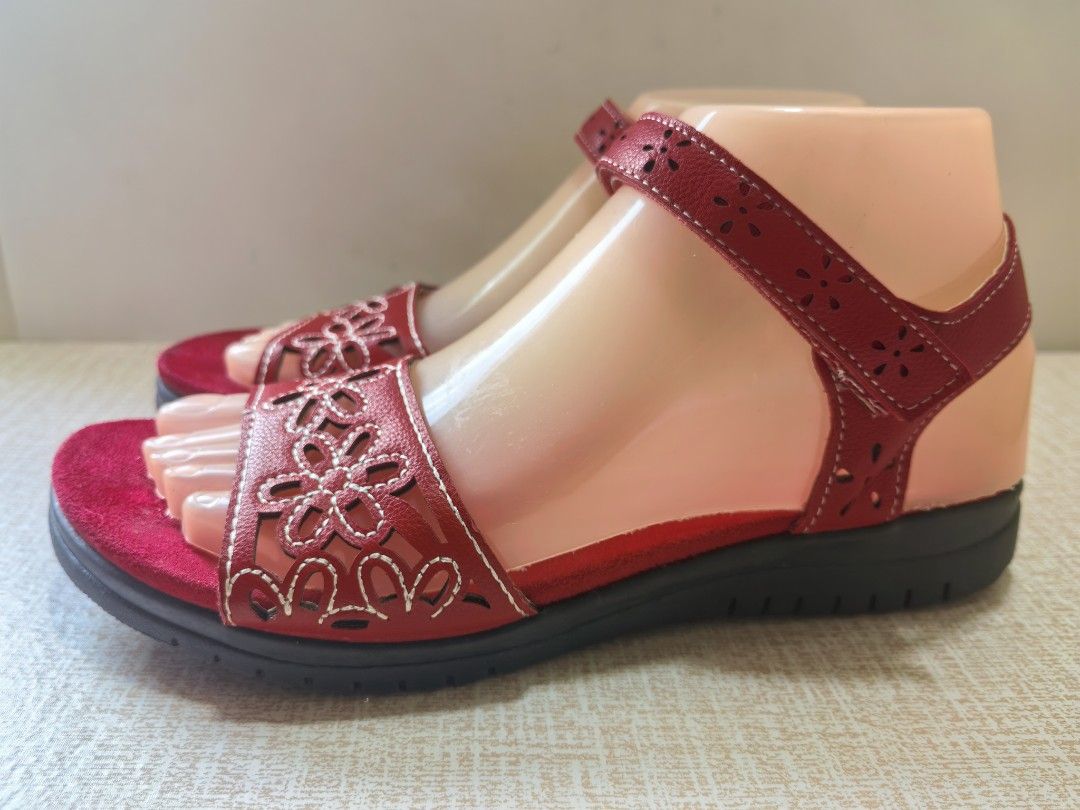 Size 7 Women Ankle Strap Sandals (Category: Flats & Sandals) located in Tagaytay City. Submitted by shyras_shoekay_ukay (Listing ID 1436764125, Image 3). Description: Excellent condition. Imported from the USA via balikbayan box..