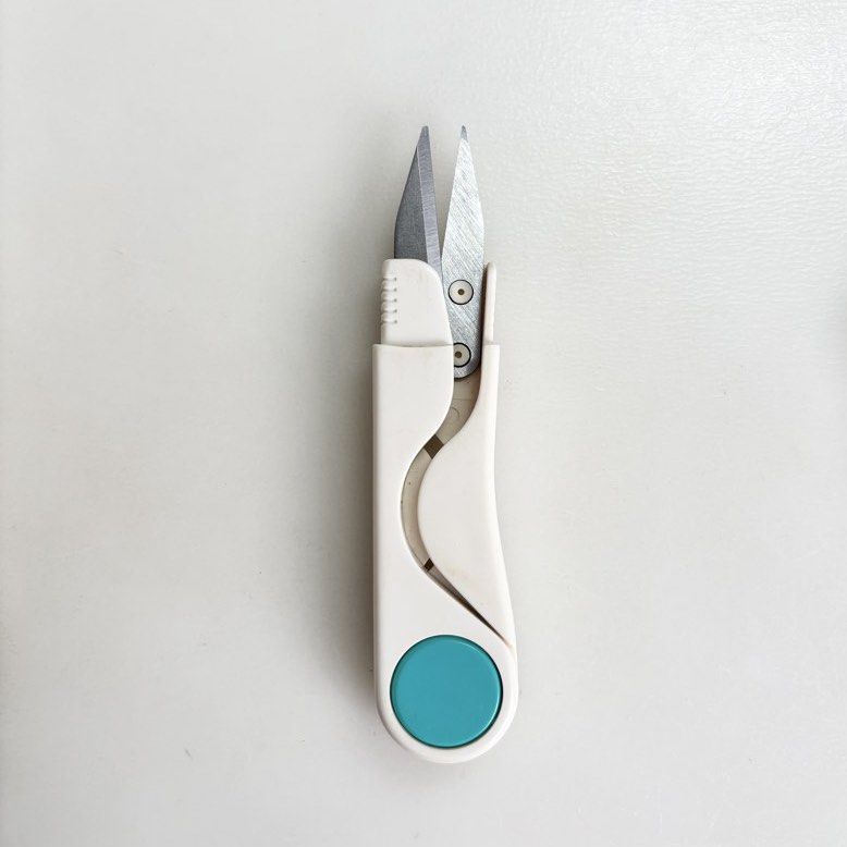 Thread Snips Scissors (Category: Craft Supplies & Tools) located in Singapore. Submitted by kimli68 (Listing ID 1436702565, Image 4). Description: Sharp blade for precise cutting Ergonomic design for comfortable use Spring loaded With cover Length 12cm Good quality Use once .