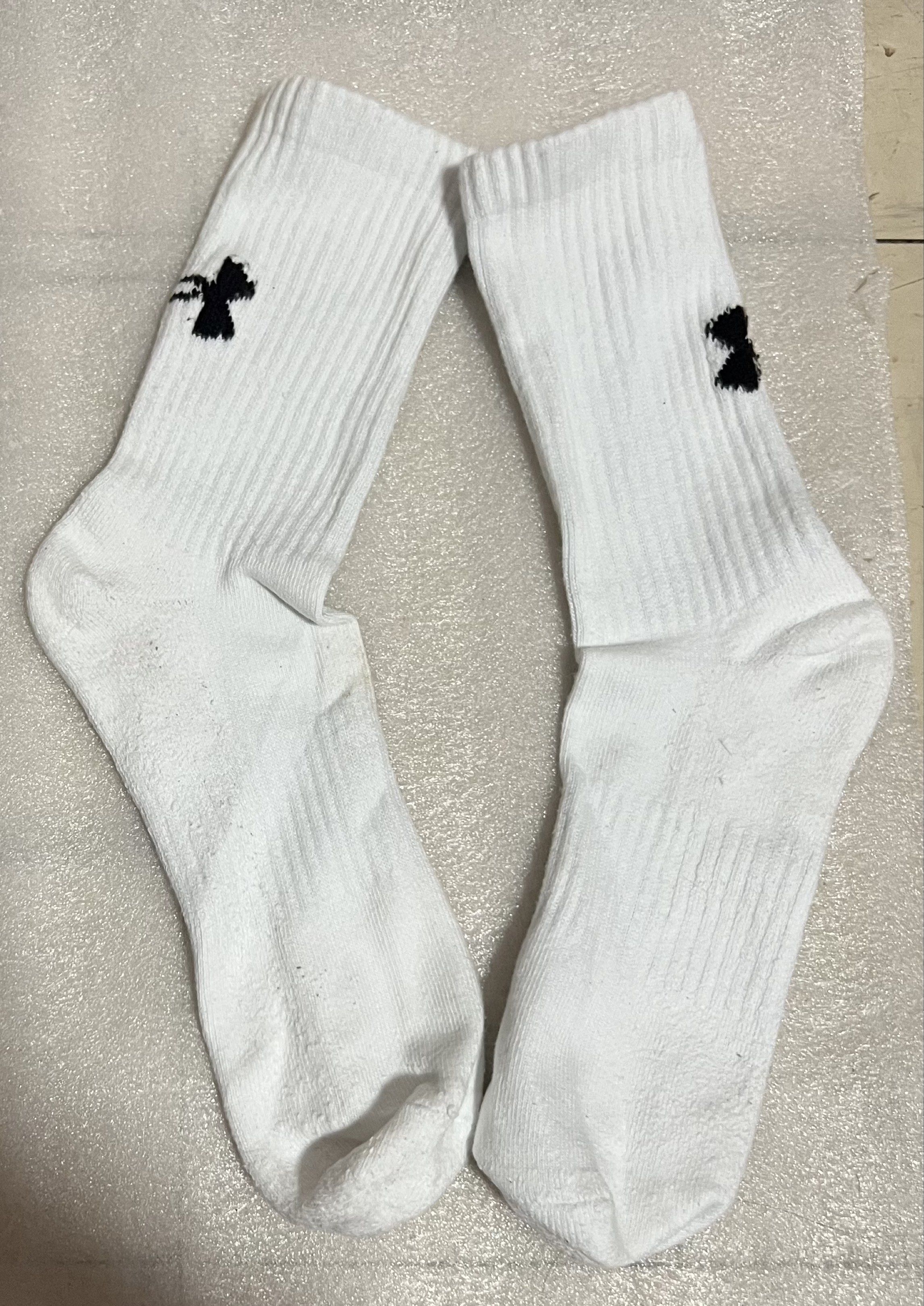 Under Armour White Socks (Category: Socks) located in Cainta. Submitted by p3spreloved (Listing ID 1436707622, Image 2). Description: - Pair of white Under Armour crew socks - Features the Under Armour logo in black - Ribbed texture - Size Lg.