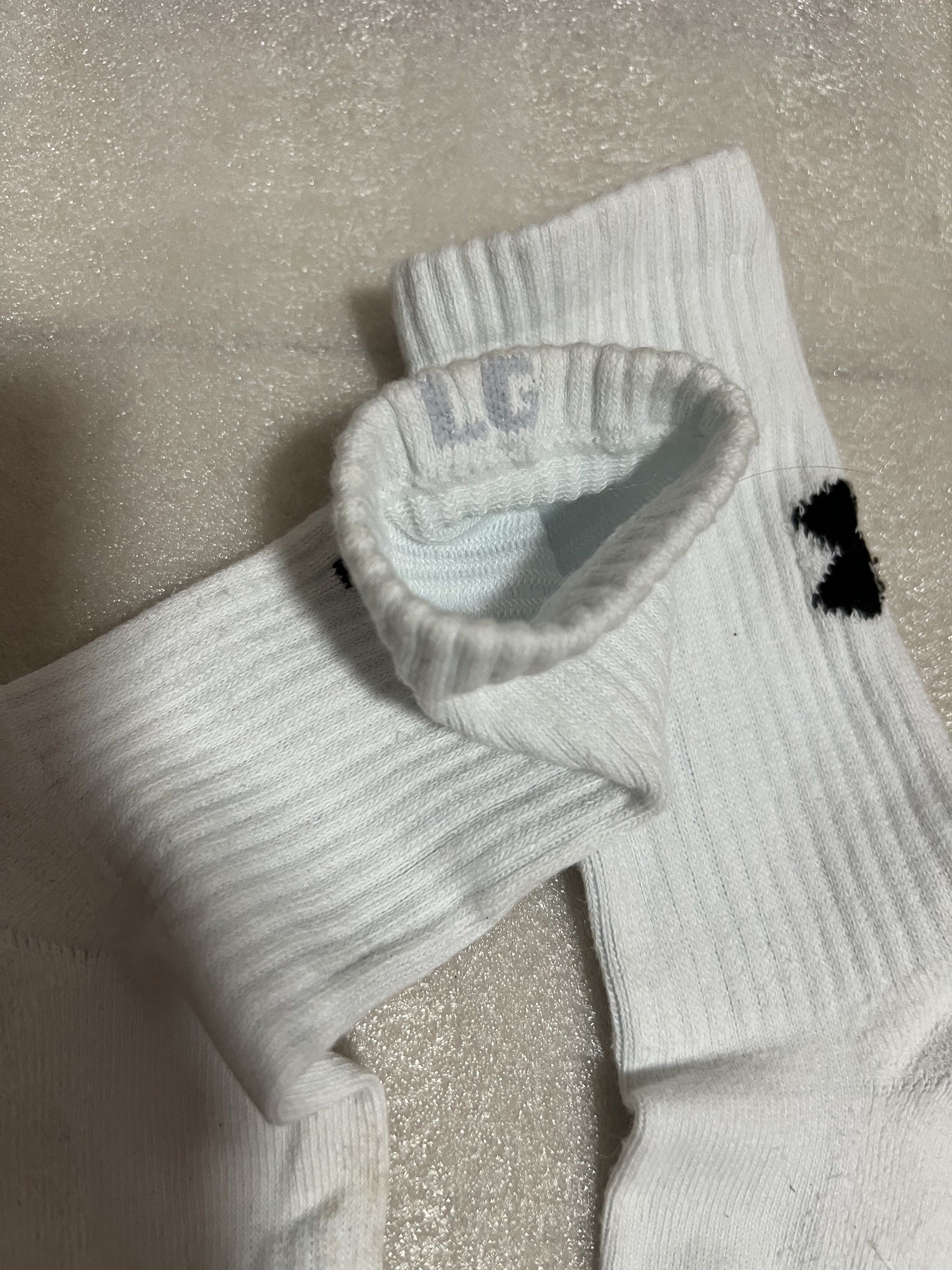 Under Armour White Socks (Category: Socks) located in Cainta. Submitted by p3spreloved (Listing ID 1436707622, Image 3). Description: - Pair of white Under Armour crew socks - Features the Under Armour logo in black - Ribbed texture - Size Lg.