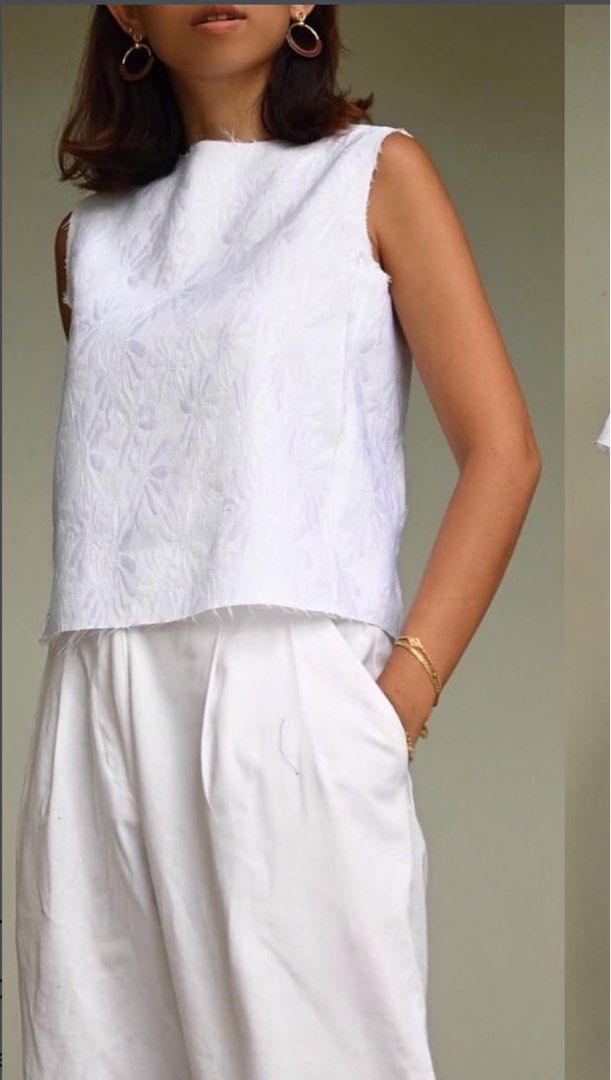 Unif0rm sleeveless top XS (Category: Sleeveless) located in Quezon City. Submitted by tan__k (Listing ID 1396711174, Image 2). Description: used once size XS no flaws last photo as reference for when worn.