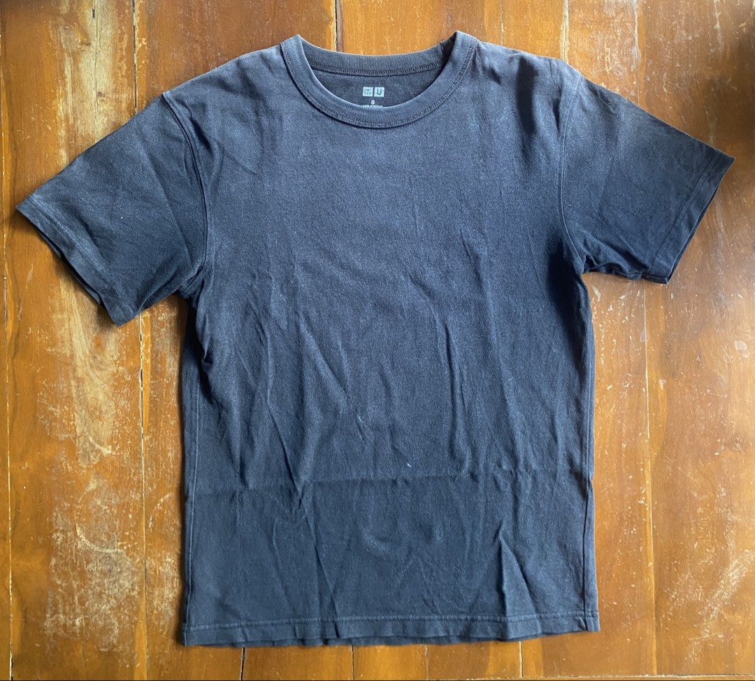 Uniqlo Black T-shirt (Category: Tshirts & Polo Shirts ) located in Davao. Submitted by alios_08 (Listing ID 1436742201, Image 1). Description: - Uniqlo black t-shirt - Crew neck design - Short sleeves - Made of soft fabric - Size tag is visible - Perfect for casual wear RFS: Decluttering .