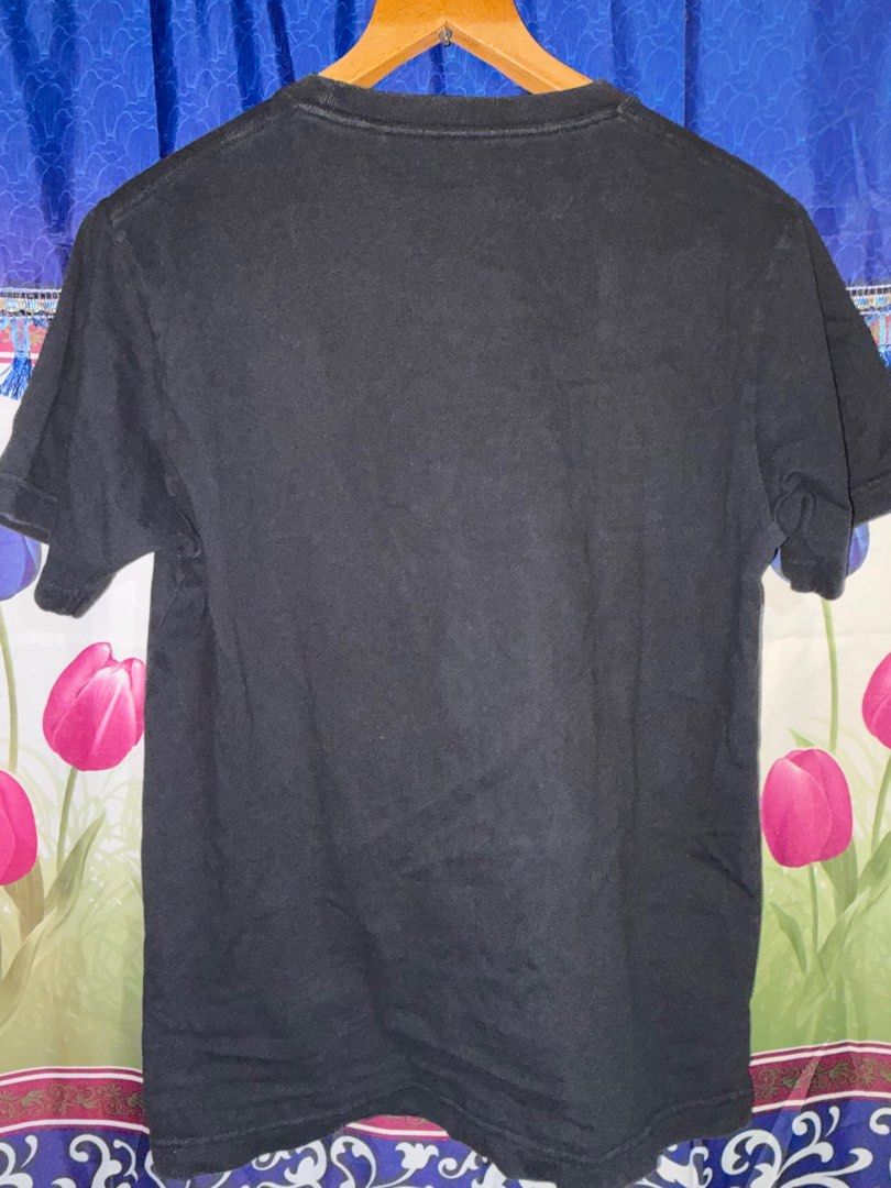 UTGP Nintendo Metroid T-shirt (Category: Tshirts & Polo Shirts ) located in Santa Barbara. Submitted by pickersdelight (Listing ID 1436789384, Image 3). Description: - Black UTGP T-shirt - Features a Metroid design - Graphic: Samus Aran's helmet - Text: "METROID 1986" - Includes Nintendo tag - Size: M Dimension: Width: 21 inches Length: 26 inches Note: colors may vary due to lighting .