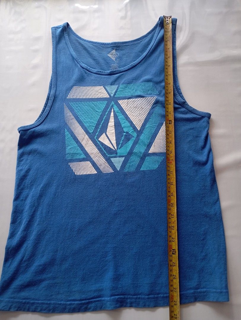 Volcom Blue Graphic Tank Top no Side Stitch (Category: Swim Top & Rash Guards) located in Santa Elena. Submitted by d_thriftershp (Listing ID 1436710467, Image 2). Description: Medium on tag Length : 28 Width : 19 Fabric condition : very good Color condition : 9/10 Damage : none.