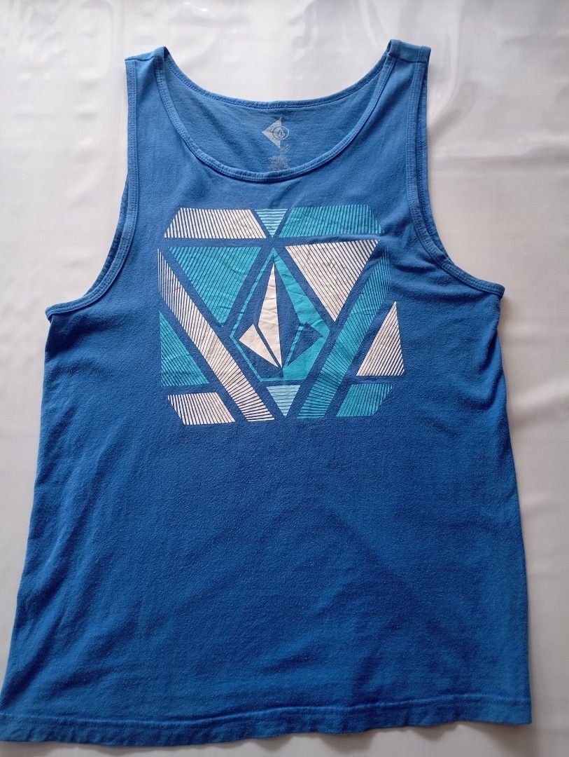 Volcom Blue Graphic Tank Top no Side Stitch (Category: Swim Top & Rash Guards) located in Santa Elena. Submitted by d_thriftershp (Listing ID 1436710467, Image 1). Description: Medium on tag Length : 28 Width : 19 Fabric condition : very good Color condition : 9/10 Damage : none.