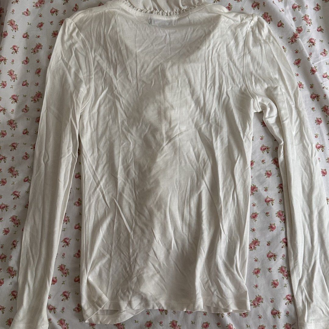 [MEET ONLY] white frilled long sleeve top with ruffle collar (Category: Blouses) located in Manila. Submitted by parrotx2s (Listing ID 1436670353, Image 2). Description: ₱: 180 size: can fit up to XL condition: only tried on once rfs: decluttering please expect small flaws or stains due to it being secondhand, pre-loved or thrifted. 📍 ִ ࣪ ⋆ metro manila ୨୧ 𖧧 ִ ࣪ ⋆ MOP: ⤷ gcash only 𖧧 ִ ࣪ ⋆ MOD: ⤷ lalamove or j&t 𖧧 ִ ࣪ ⋆ payment first, no COD 
