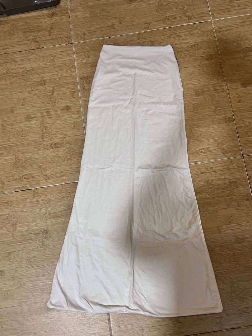 White Long Skirt (Category: Skirts) located in Manila. Submitted by newtlaufeyson (Listing ID 1436765368, Image 1). Description: - Only used once - White long skirt - No brand - Can fit 23-24 inches waist .