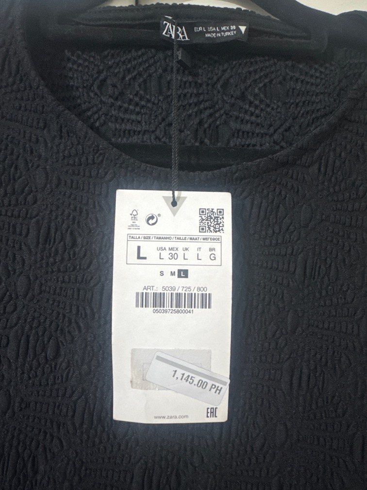 Zara Black Cropped Textured Longsleeve Top (Category: Longsleeves) located in Pasig City. Submitted by ky_declutter (Listing ID 1436710876, Image 2). Description: - OG PRICE 1145 - LP 500, NO TO LOWBALLER❗️ - Size L, stretchable fabric.