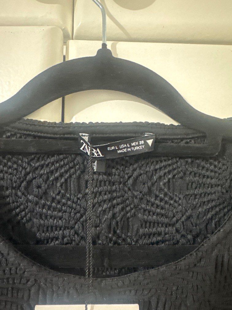 Zara Black Cropped Textured Longsleeve Top (Category: Longsleeves) located in Pasig City. Submitted by ky_declutter (Listing ID 1436710876, Image 3). Description: - OG PRICE 1145 - LP 500, NO TO LOWBALLER❗️ - Size L, stretchable fabric.