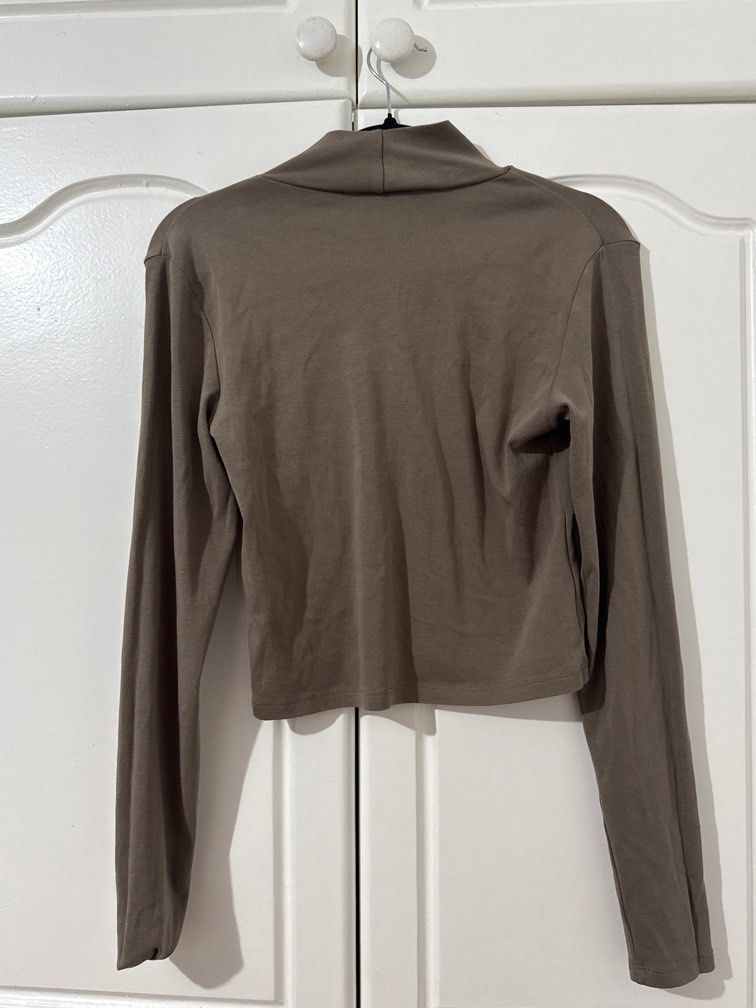 Zara Brown Cropped Turtleneck (Category: Longsleeves) located in Pasig City. Submitted by ky_declutter (Listing ID 1436716106, Image 3). Description: - stretchable fabric - light feel.
