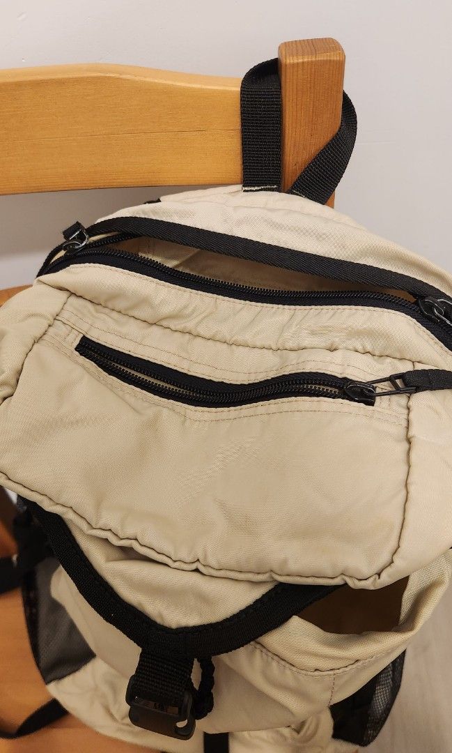 背囊 Backpack （分類：背包）位於 Hong Kong。 由 haynette 提交（商品編號 1436874539，圖片 3）。簡介： 乾淨，除咗索繩爛(見圖)之外完好 Clean. Drawstring a bit damaged and cannot close completely under the flap, but otherwise fully functional with no missing parts. Many compartments.。
