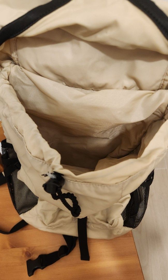 背囊 Backpack （分類：背包）位於 Hong Kong。 由 haynette 提交（商品編號 1436874539，圖片 4）。簡介： 乾淨，除咗索繩爛(見圖)之外完好 Clean. Drawstring a bit damaged and cannot close completely under the flap, but otherwise fully functional with no missing parts. Many compartments.。