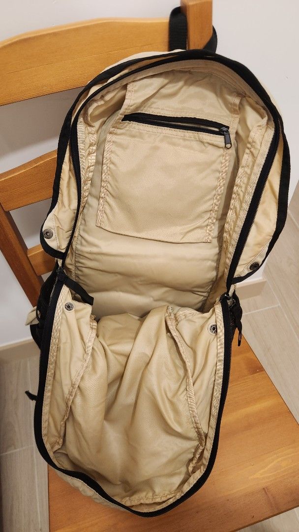 背囊 Backpack （分類：背包）位於 Hong Kong。 由 haynette 提交（商品編號 1436874539，圖片 2）。簡介： 乾淨，除咗索繩爛(見圖)之外完好 Clean. Drawstring a bit damaged and cannot close completely under the flap, but otherwise fully functional with no missing parts. Many compartments.。