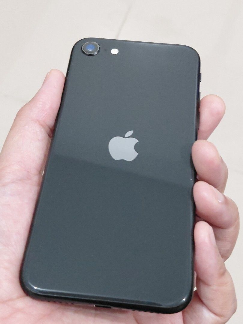 Apple iPhone SE 2020 (Category: iPhone SE Series) located in Quezon City. Submitted by npmrcl (Listing ID 1436919490, Image 2). Description: - iPhone SE 2020 - Black color - 64GB storage - Compact and easy to use. - Complete with box, old Spigen case and accessories. RFS: battery issue (71% max. cap.) **the buyer should be willing to replace the battery or use it as is..