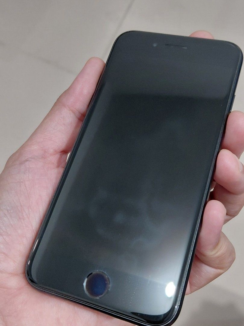 Apple iPhone SE 2020 (Category: iPhone SE Series) located in Quezon City. Submitted by npmrcl (Listing ID 1436919490, Image 3). Description: - iPhone SE 2020 - Black color - 64GB storage - Compact and easy to use. - Complete with box, old Spigen case and accessories. RFS: battery issue (71% max. cap.) **the buyer should be willing to replace the battery or use it as is..