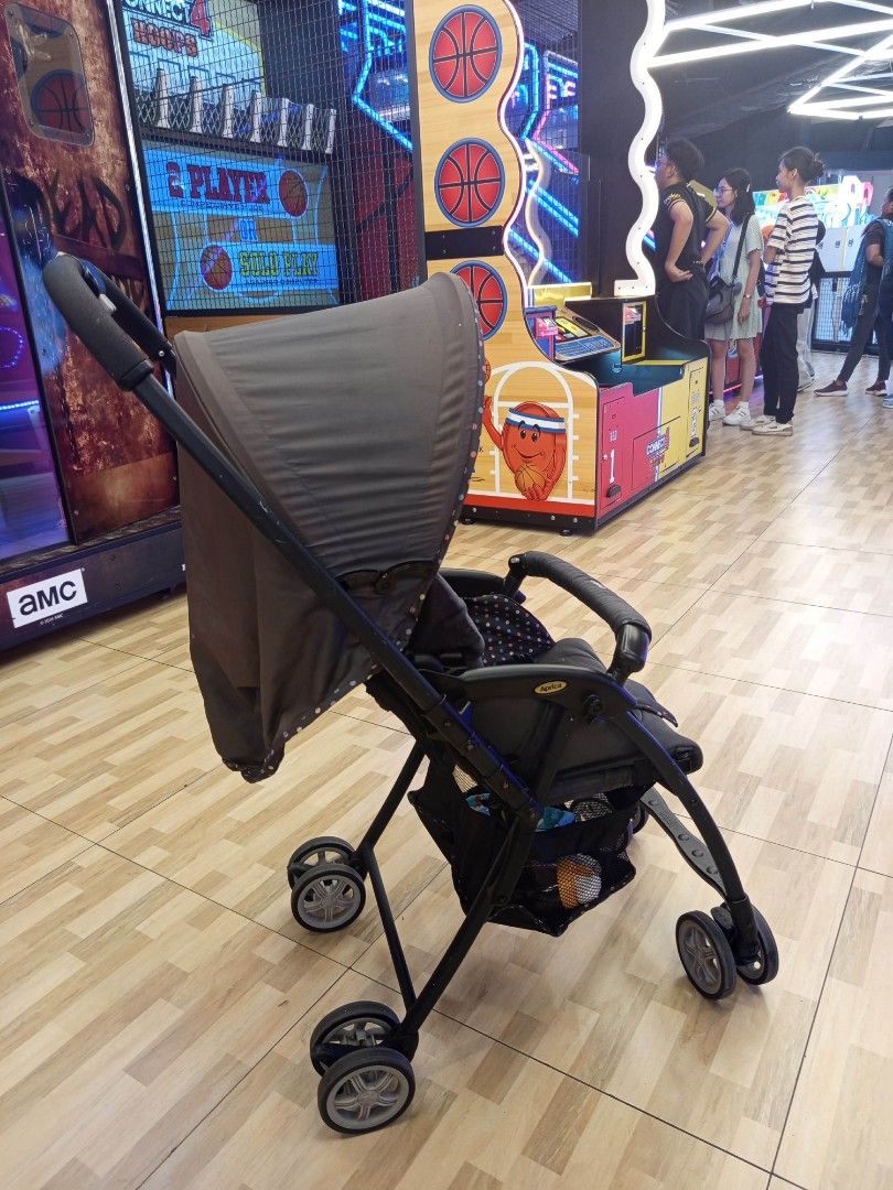 APRICA LIGHTWEIGHT STROLLER 3KG (Category: Strollers) located in Quezon City. Submitted by mkesimsa_six67 (Listing ID 1436982758, Image 2). Description: - Apruva stroller - Dark-colored frame and seat - Canopy for sun protection - Storage basket - Compact design - Four sets of wheels.