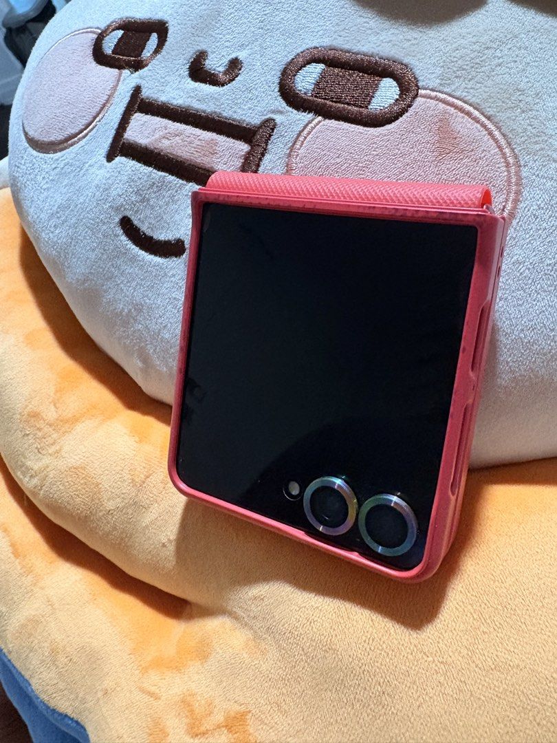 Araree Coral Red Z Flip 7 (Category: Cases & Sleeves) located in Quezon City. Submitted by gringottsss (Listing ID 1437016180, Image 1). Description: CASE ONLY non mag safe with hinge protection Bought for 800 selling for 300 only.